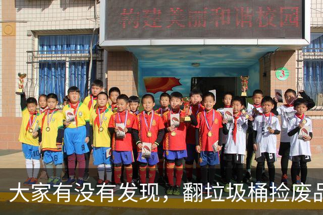 大家有没有发现，翻垃圾桶捡废品的老人，近些年变得越来越多了